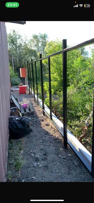 Установка забора из профлиста