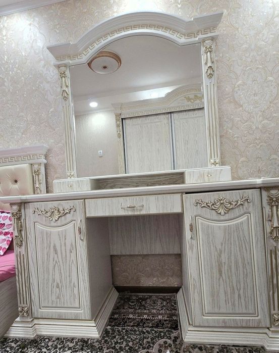 Трюмо с зеркалом