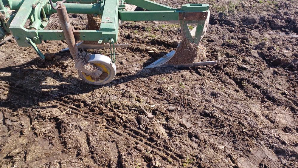 Vând plug cu doua cormane