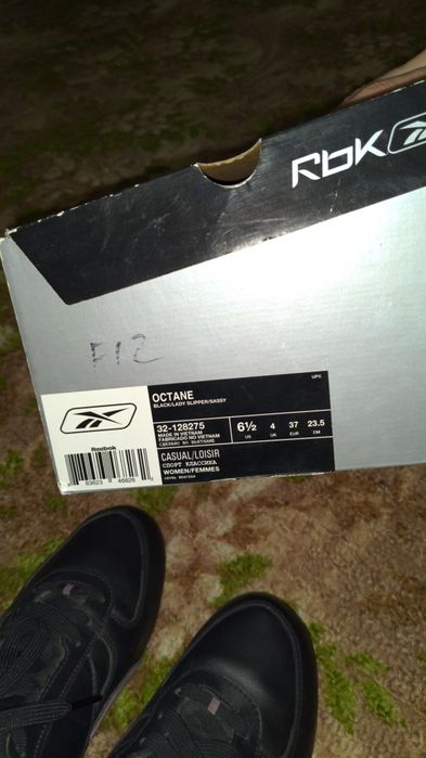 Продам женские кроссовки