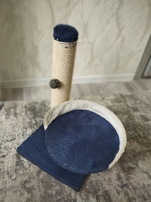 Когтеточка для кошек с лежанкой.Mushuklar uchun tirnaladigan ustun va