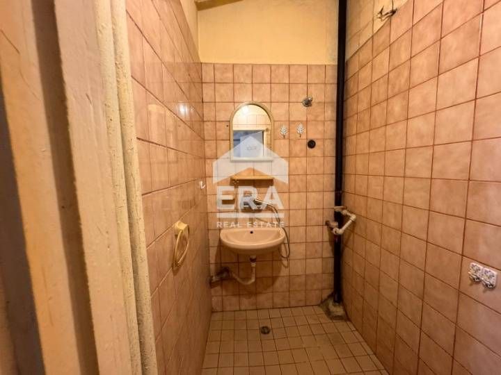 Необзаведен двустаен апартамент на среден етаж в кв. "Възраждане" 3 за