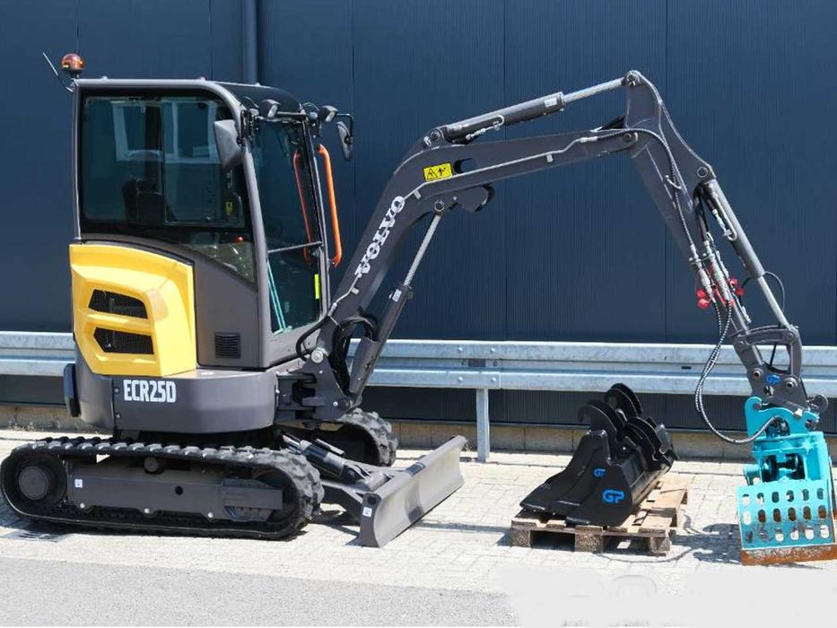 Гусеничные мини экскаватор Volvo ECR 25 D