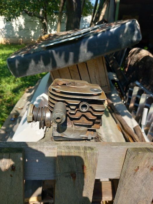 Vând cilindru cu piston de Husqvarna 365