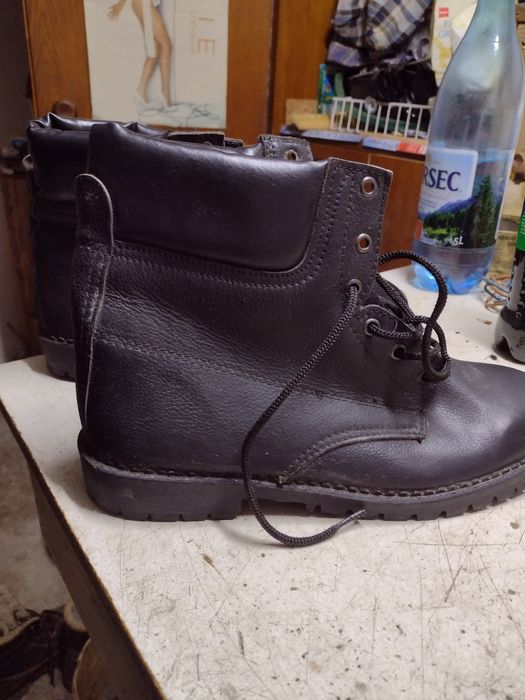 Vand bocanci de culoare neagra