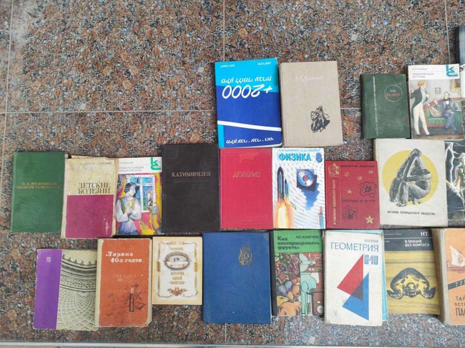 95 ta turli eski kitoblar sotiladi (adabiyot, falsafa va darsliklar).