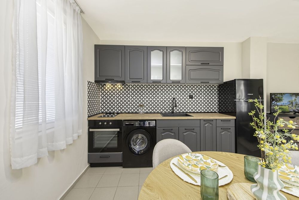 Продава се Тристаен апартамент в к.к. Слънчев бряг - 82 кв.м за 1196 €/кв.м - Снимка #2