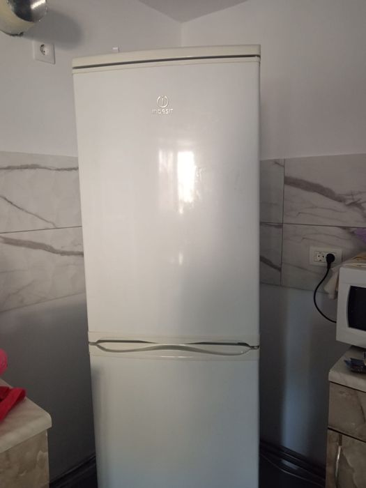 Vând frigider Indesit