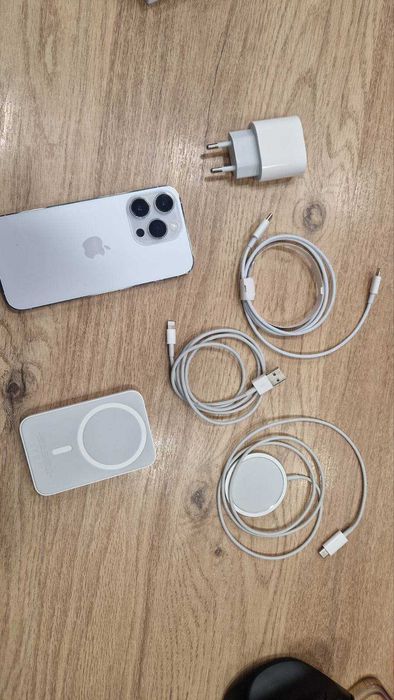 IPhone 14 Pro + зарядно, външ. батерия и безж. зарядно