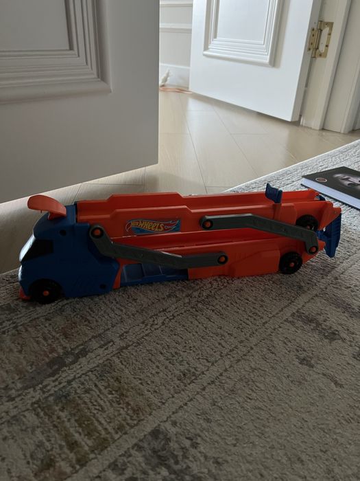 Грузовик hot wheels