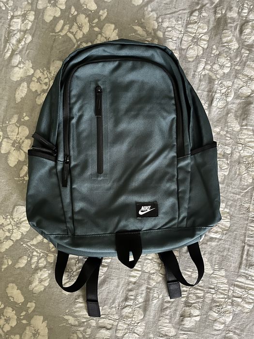 тъмно зелена раница Nike backpack