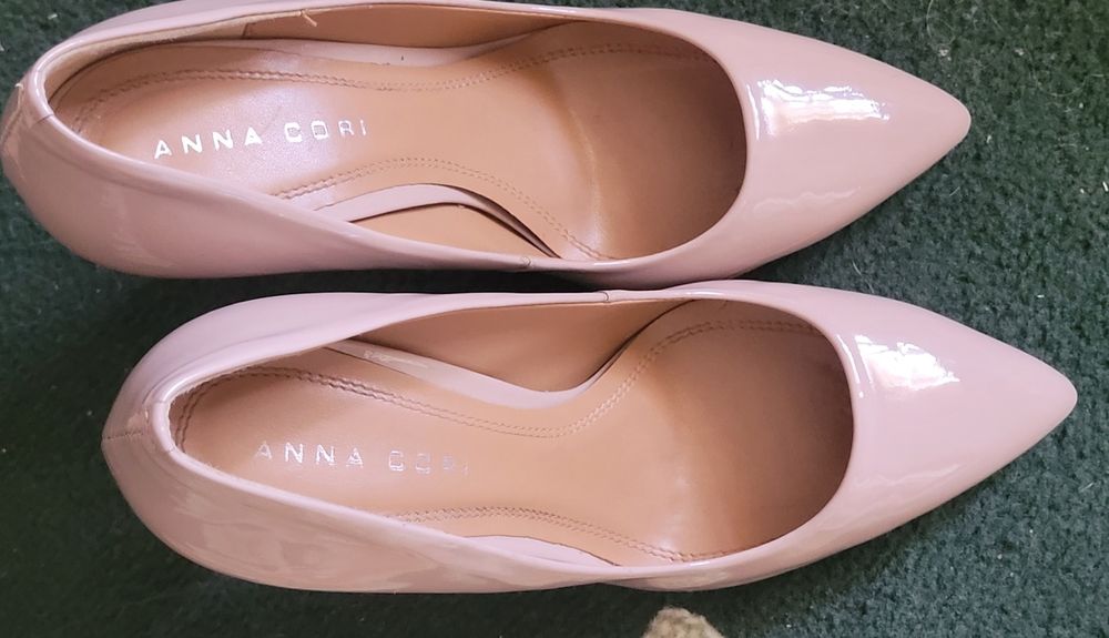 Pantofi stileto nude