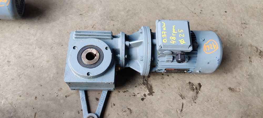Motor electric trifazat cu reductor, 0.37kW, 48rpm, 380V