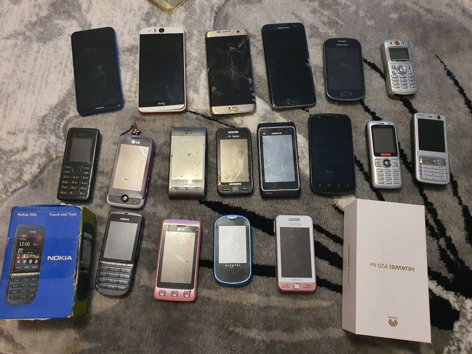 Vând 18 telefoane defecte