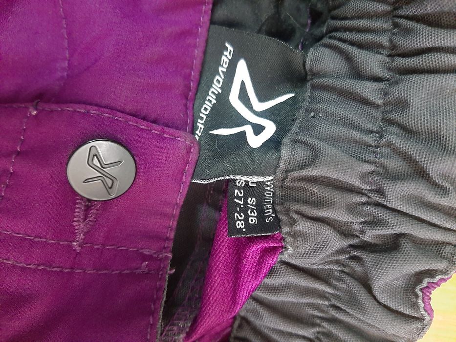 Pantaloni Revolution Race.