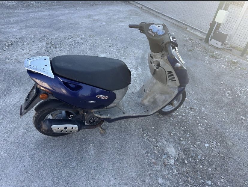 Скутер 50кубика Apriliq sonic със дукументи за регистрация