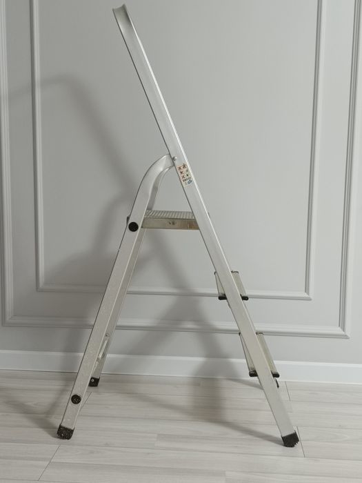 Продам стремянку б у ,3 ступеньки,