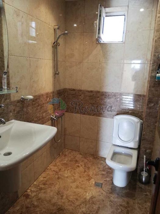 Триетажна къща в с. Близнаци