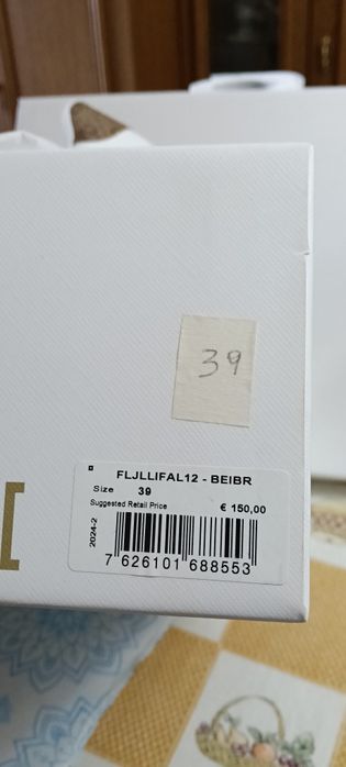Vand adidași Guess   650lei , rucsac Laura Biagiotti 250 lei.   Portofel si curea Laura Biagiotti 200 lei