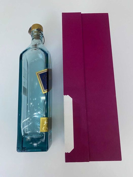 Празна бутилка синьо Джони (Bue Label) и празна бутилка Бушмилс 16 г.