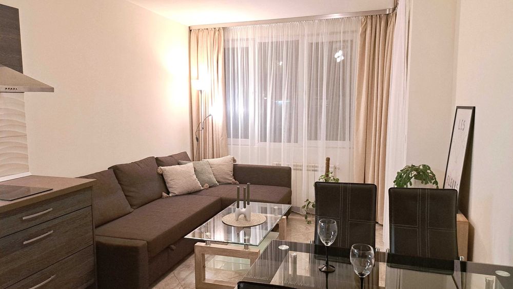 Стилен и светъл апартамент в центъра в непосредствена близост до СМГ