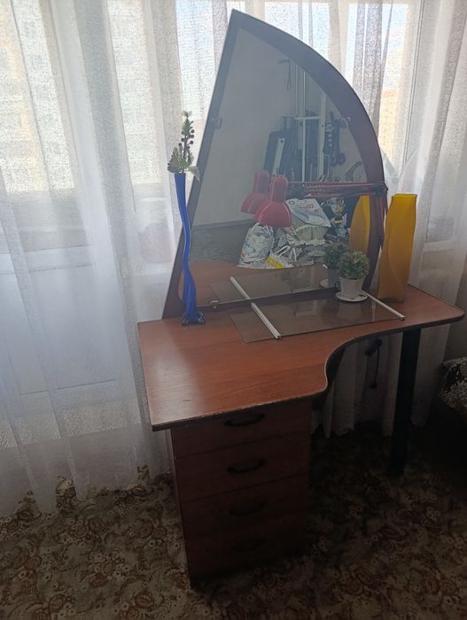 Продается трюмо б/у в нормальном состоянии