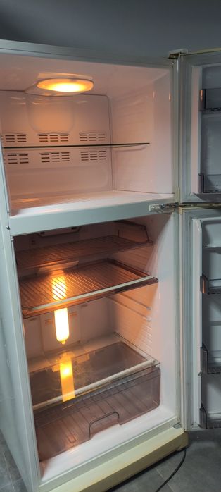 Продам холодильник с гарантией.