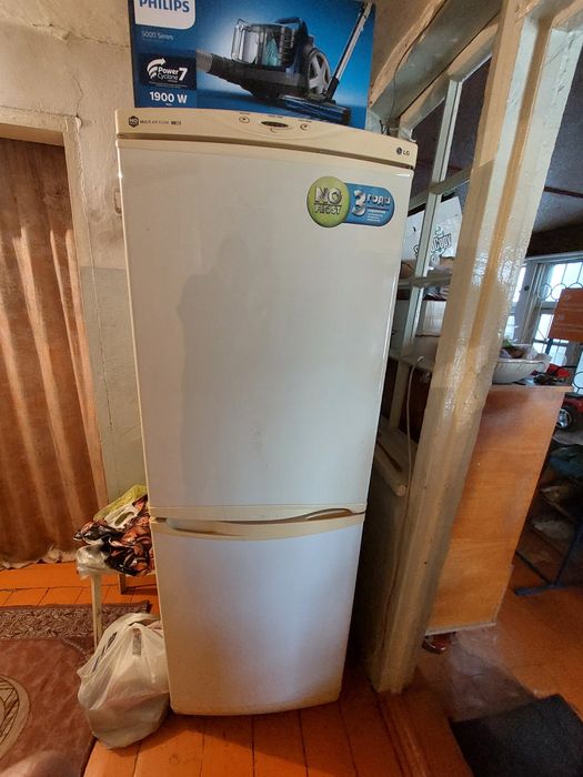 Холодильники Bosch и LG - 2 штуки