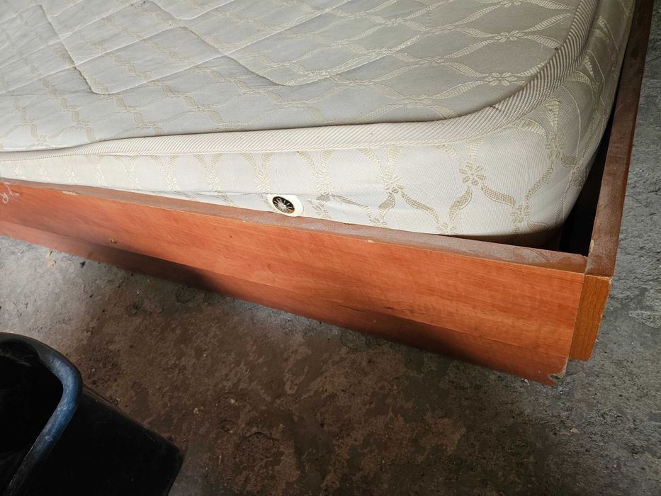 Спалня с матрак, скрин и табла