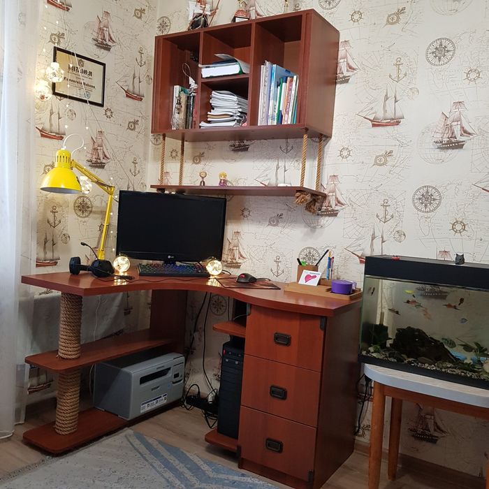 Компьютерный стол с полкой