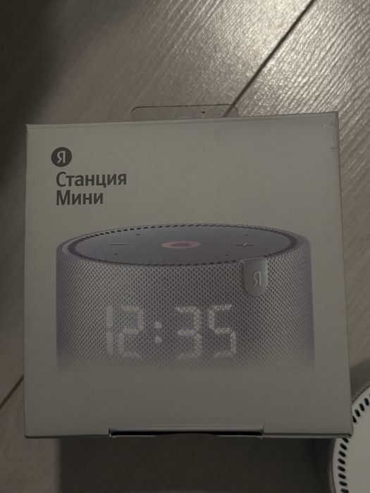 Продаю Яндекс Станцию Мини с часами, б/у.
