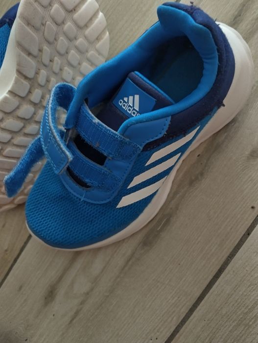 Încălțăminte sport adidas și skechers