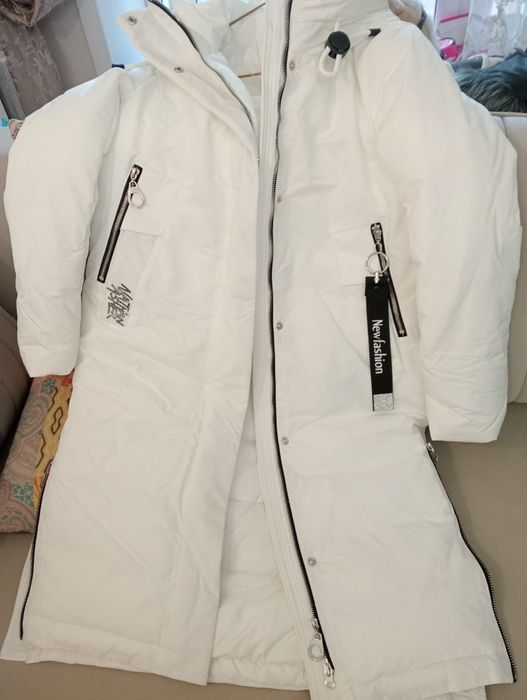 Куртка белая, удлиненная