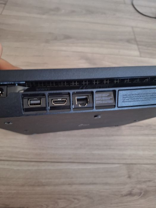 Vând Playstation 4 Slim Nou