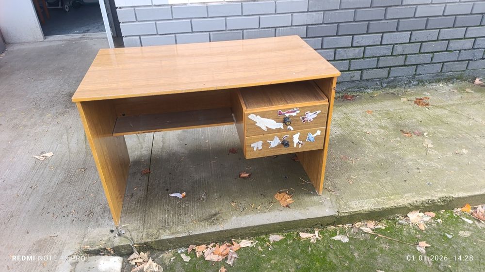 Срочно продаю прихожка,писминни стол, ракавина,и диван идеалний состая