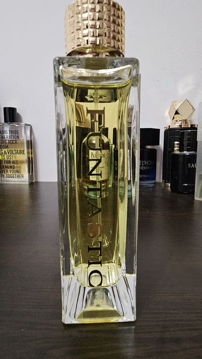 Продавам парфюмите на снимките цената е пакетна може и по отделно