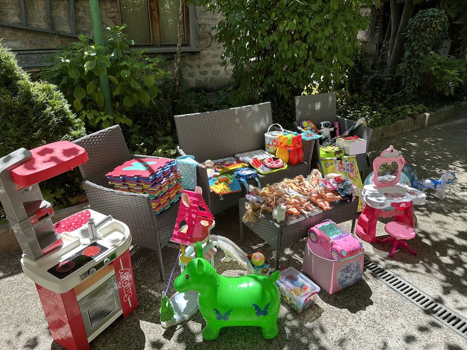 Много на брой детски играчки