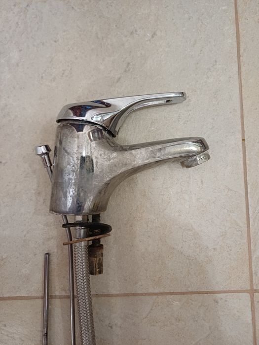 Два броя смесители за баня