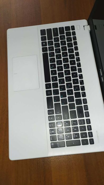 Чудесен Лаптоп ASUS в Отлично състояние отлично работещ 15,6 инча