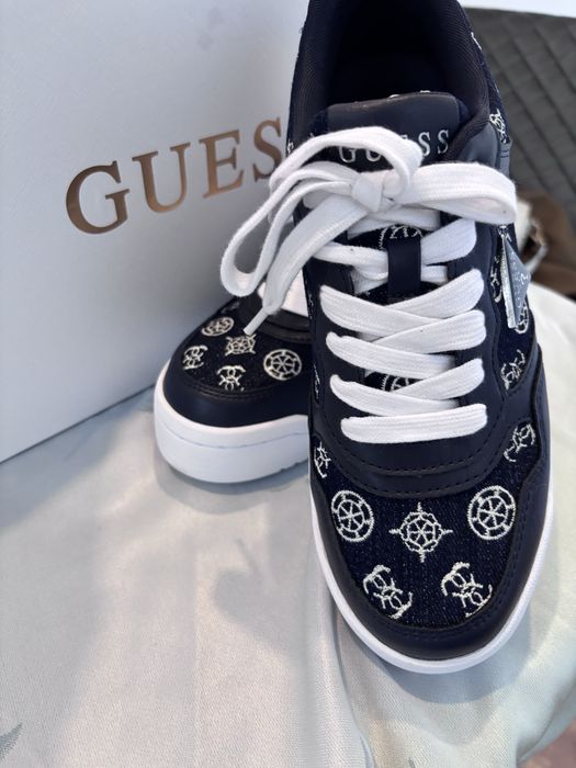 Нови обувки Guess