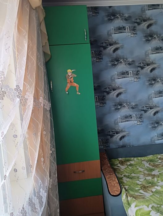 Продам стол,шкаф