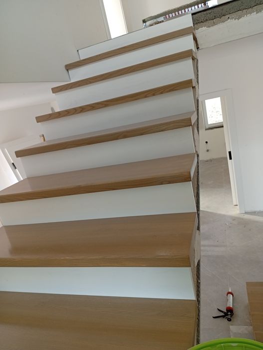 Scara din lemn masiv stratificat .