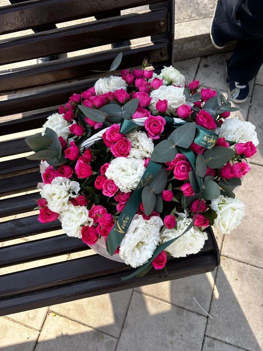 корзина цветы букет эустомы и кустовые розы