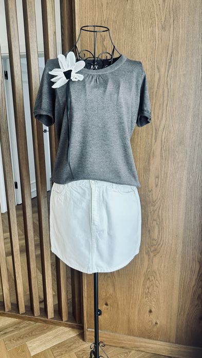 Tinuta de vara, formata din bluzita dintr un tricot subtire si fusta din denim.