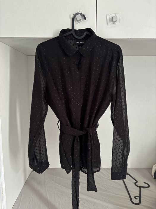 Дамска риза с дълъг ръкав.