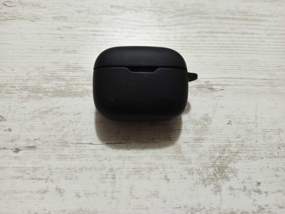 Слушалки с калъф JBL.