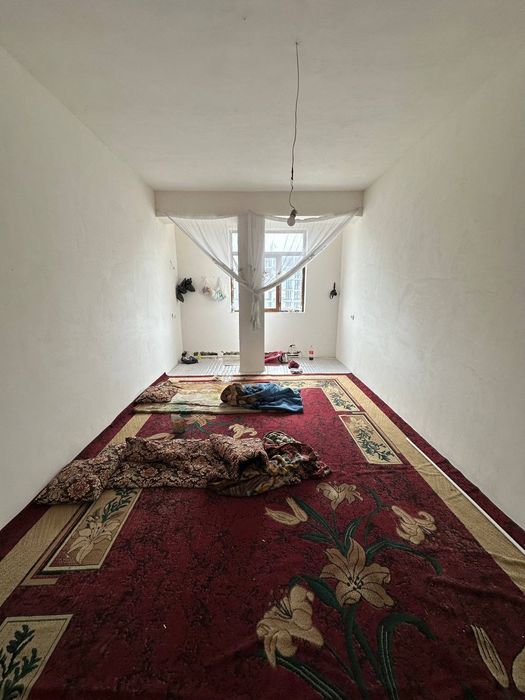 5-mik tomonda 1 xonali uy sotiladi