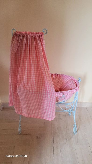 Винтидж  бебешка люлка с декоративен дизайн от ковано желязо от средат