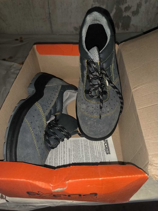 Bocanci și sandale de protectie mărimea 44 40 39 40