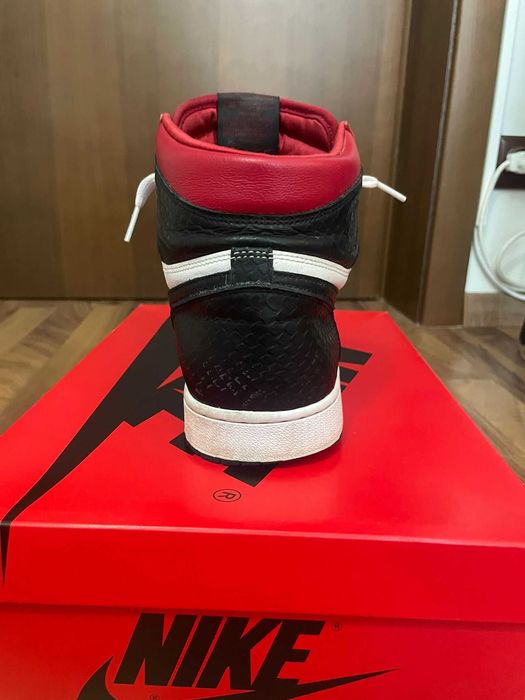 Air Jordan 1 Retro High Satin Snake Chicago